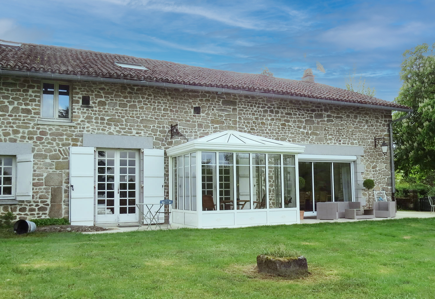 Véranda Extension Pergola Carport et Menuiserie à Royan Bordeaux St Jean d'Angely Limoges Poitiers Cognac Périgueux La Rochelle