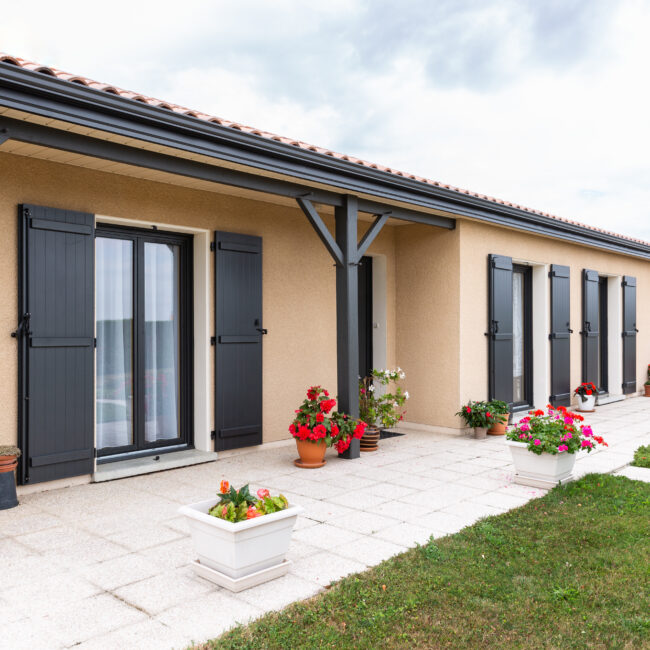 Véranda Extension Pergola Carport et Menuiserie à Royan Bordeaux St Jean d'Angely Limoges Poitiers Cognac Périgueux La Rochelle