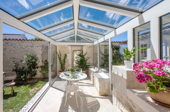 Véranda Extension Pergola Carport et Menuiserie à Royan Bordeaux St Jean d'Angely Limoges Poitiers Cognac Périgueux La Rochelle