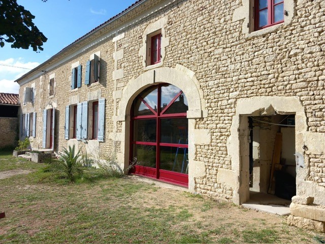 Véranda Extension Pergola Carport et Menuiserie à Royan Bordeaux St Jean d'Angely Limoges Poitiers Cognac Périgueux La Rochelle