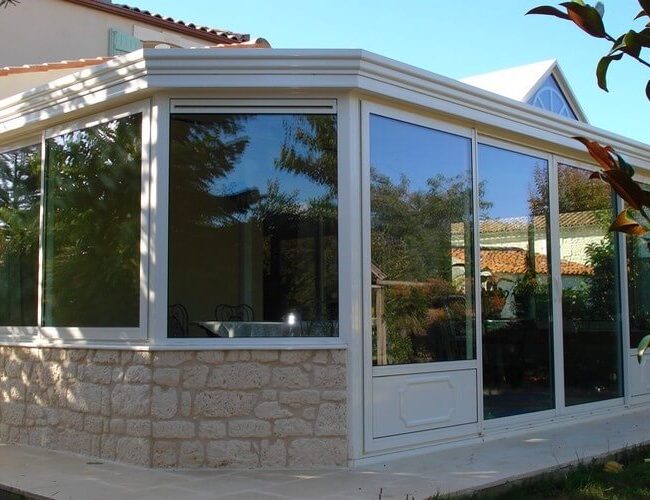 Véranda Extension Pergola Carport et Menuiserie à Royan Bordeaux St Jean d'Angely Limoges Poitiers Cognac Périgueux La Rochelle