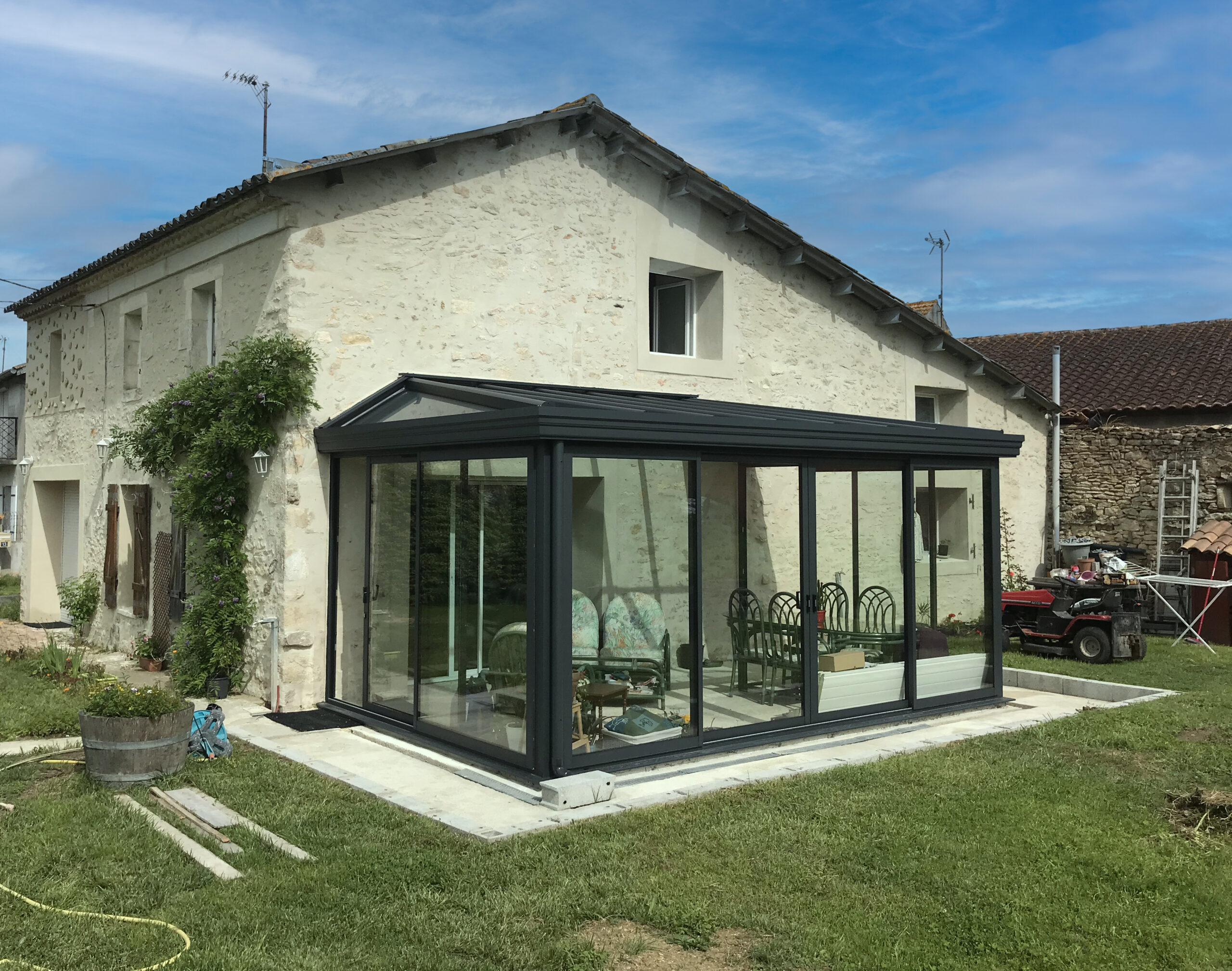 Véranda Extension Pergola Carport et Menuiserie à Royan Bordeaux St Jean d'Angely Limoges Poitiers Cognac Périgueux La Rochelle