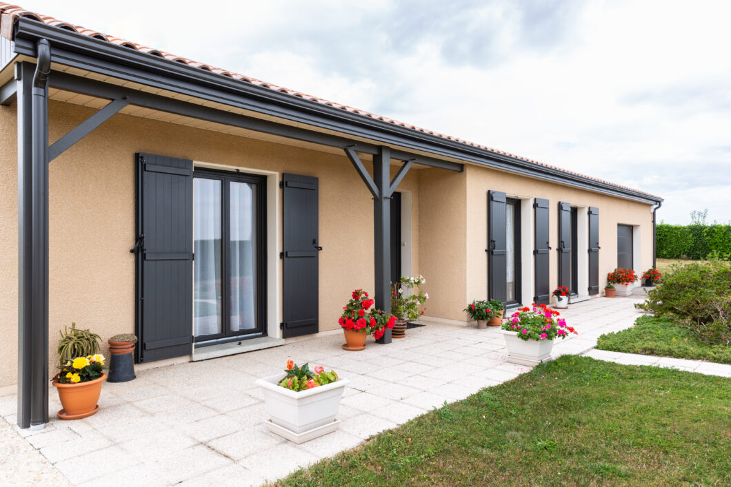 Véranda Extension Pergola Carport et Menuiserie à Royan Bordeaux St Jean d'Angely Limoges Poitiers Cognac Périgueux La Rochelle