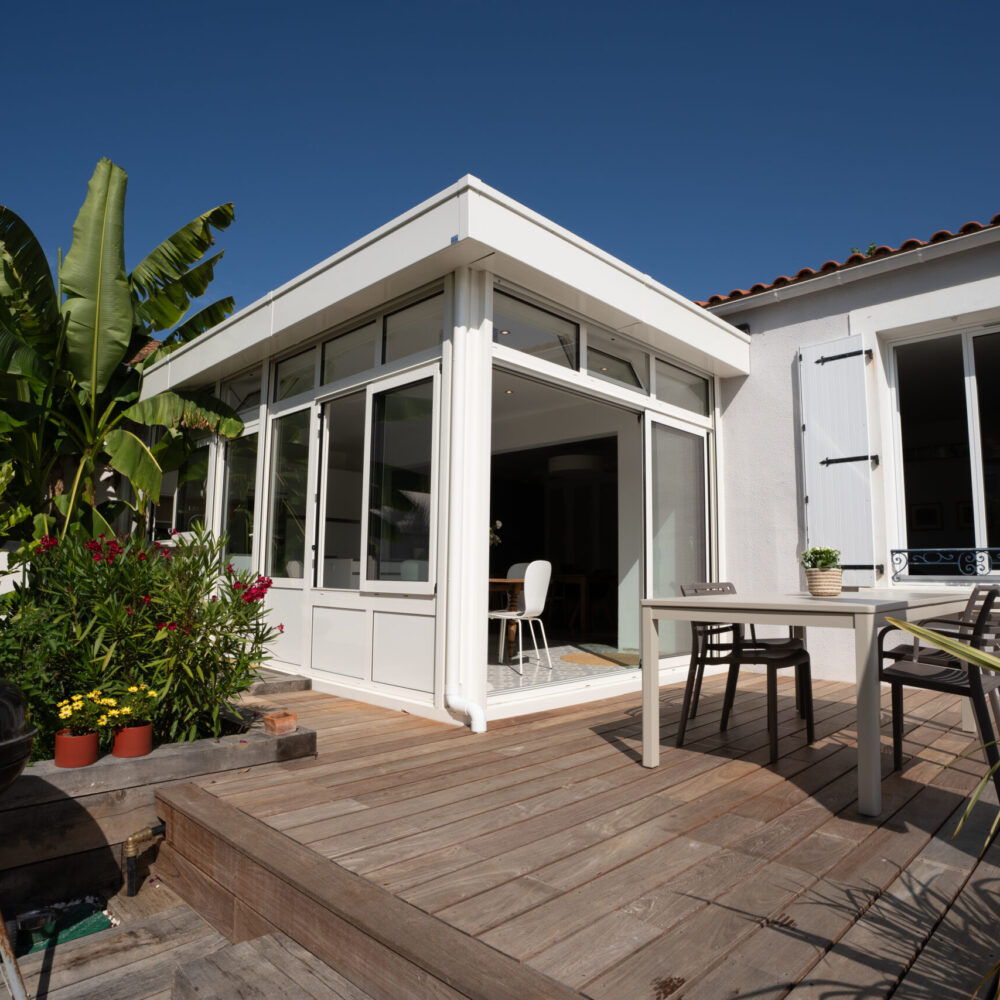 Véranda Extension Pergola Carport et Menuiserie à Royan Bordeaux St Jean d'Angely Limoges Poitiers Cognac Périgueux La Rochelle